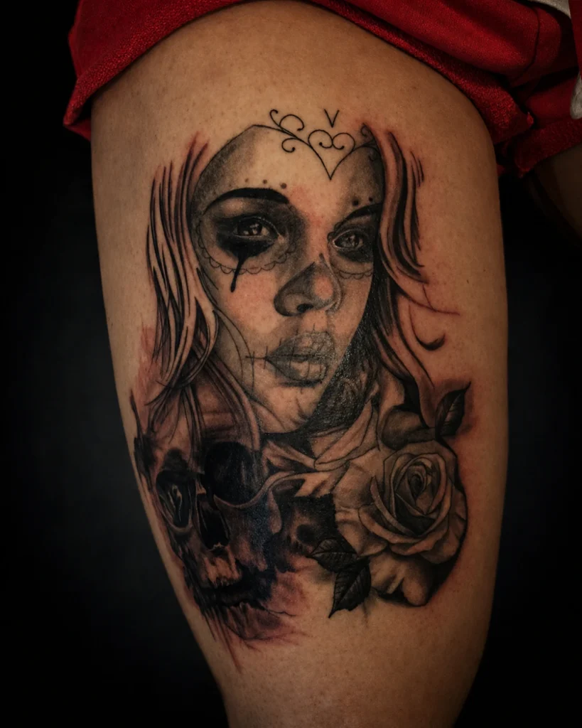 Tatuaje realista de mujer con calavera y rosa en estilo black and grey realizado por Olimbo Tattoo